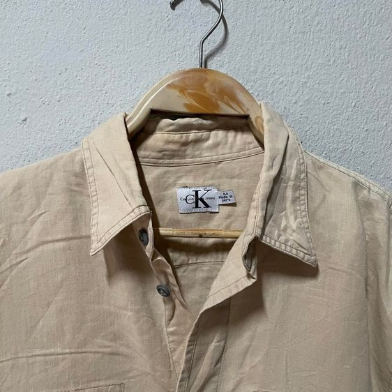 เสื้อเชิ้ต Calvin Klein แท้ 💯 size M ขนาด อก 21.5 ยาว 29  นิ้ว สภาพดีมาก สีเบส ดีเทลสวย เนื้อผ้าดีมากอาดาศผ่านง่าย ใส่สบาย หายากน่าสะสมครับ รูปที่ 2