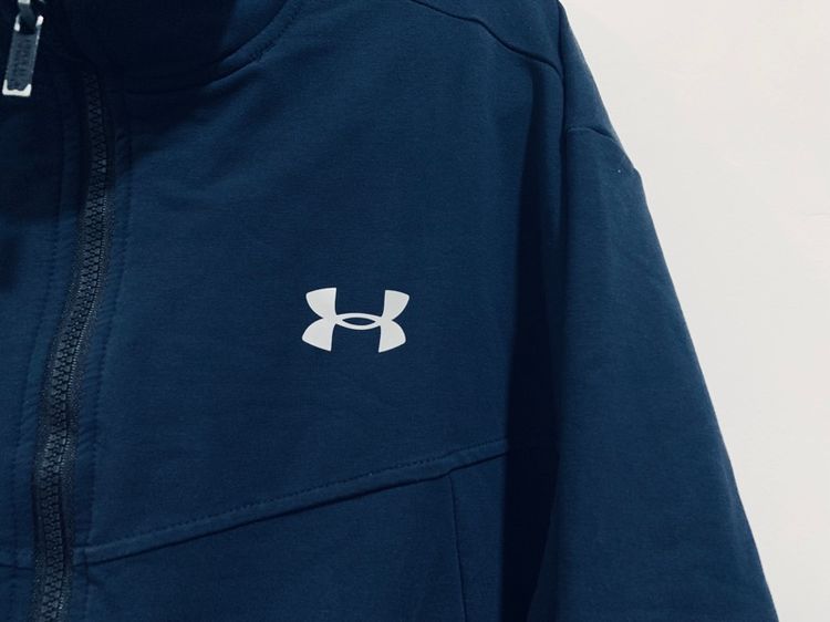 เสื้อแจ็คเก็ต Under Armour แท้ 💯 size M วัดจริงขนาด อก 22 ยาว 26.5 นิ้ว สภาพดี สีกรมเข้ม ดีเทลสวย เนื้อผ้าดีมาก หายากน่าสะสม รูปที่ 4