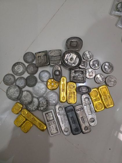 ก้อนสีเงิน สีทอง เหรียญ เก่าเก็บ เหมาๆ สวยหายาก รุ่นเก่าเดิมๆ เหมาๆทั้งหมด ขายตามสภาพ ของที่บ้าน พร้อมส่งครับพี่ๆ  น่าสะสมครับ
