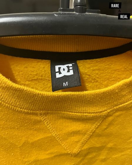 👕 เสื้อ Sweatshirt DC SHOE CO. สีเหลืองมัสตาร์ด 💥 (Raglan Sleeve) รูปที่ 2