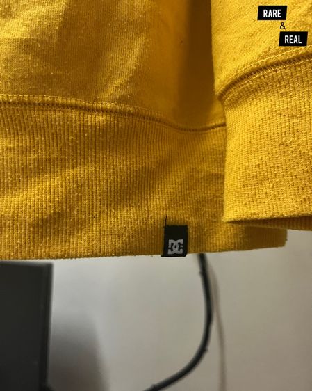 👕 เสื้อ Sweatshirt DC SHOE CO. สีเหลืองมัสตาร์ด 💥 (Raglan Sleeve) รูปที่ 4