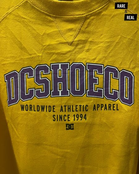 👕 เสื้อ Sweatshirt DC SHOE CO. สีเหลืองมัสตาร์ด 💥 (Raglan Sleeve) รูปที่ 3