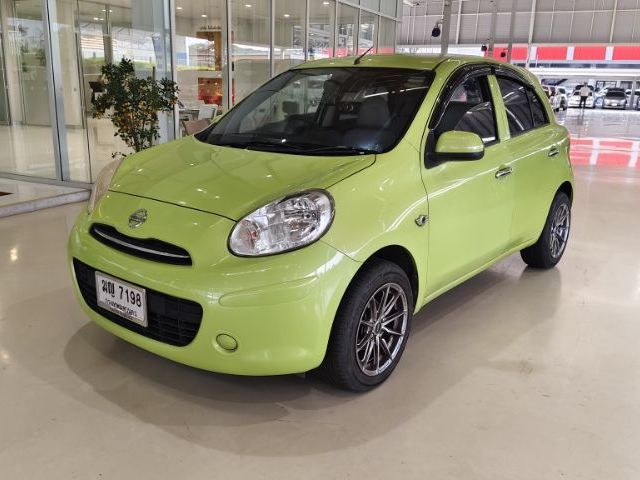 รถ Nissan March 1.2 E สี เขียว