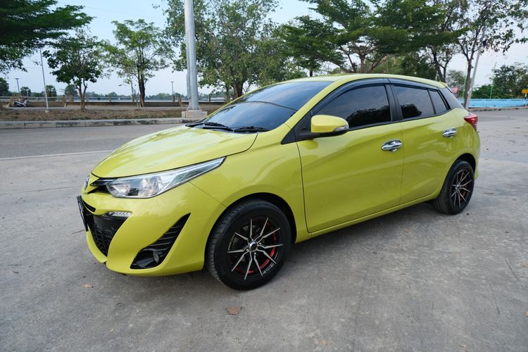Toyota Yaris 2017 1.2 G Sedan เบนซิน ไม่ติดแก๊ส เกียร์อัตโนมัติ เหลือง รูปที่ 3