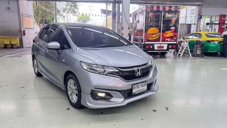รถ Honda Jazz 1.5 V สี เทา