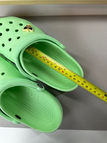 Crocs classic เขียวไอติมมะนาวมือ2ของแท้ รูปที่ 6