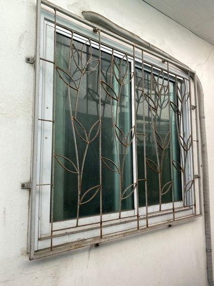 ชุดหน้าต่างอะลูมิเนียมสีขาว พร้อมมุ้งลวดเหล็กดัด จำนวน 3 ชุด