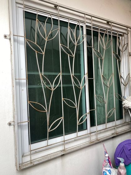 ชุดหน้าต่างอะลูมิเนียมสีขาว พร้อมมุ้งลวดเหล็กดัด จำนวน 3 ชุด รูปที่ 3