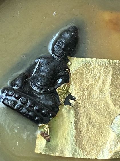 ตลับสีผึ้ง พระพุทโธน้อย ใบลาน
มีศิลาน้ำ คุณแม่บุญเรือน 