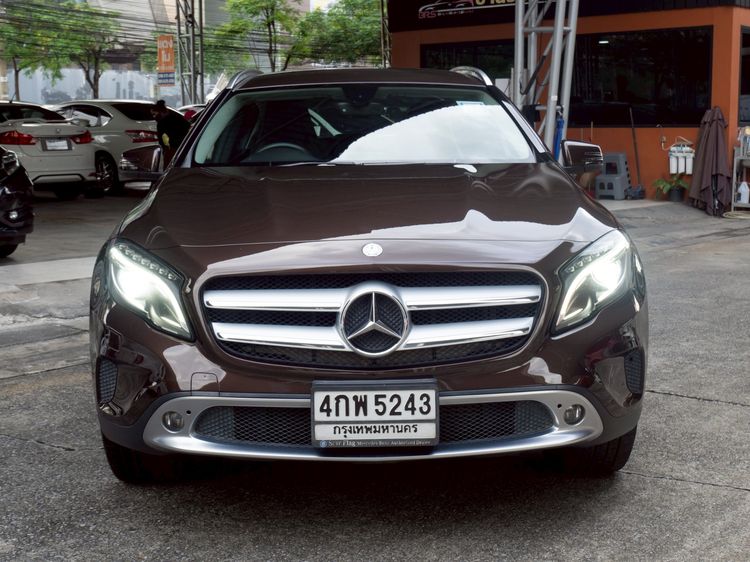รถ Mercedes-Benz GLA-Class GLA200 สี น้ำตาล