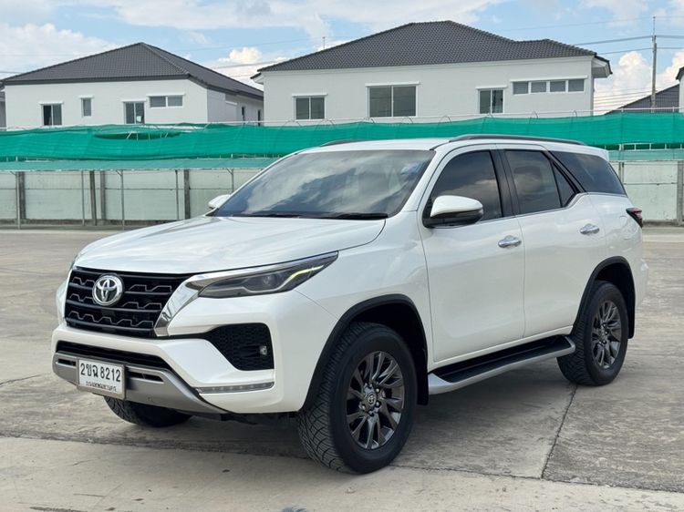 รถ Toyota Fortuner 2.4 V 4WD สี ขาว