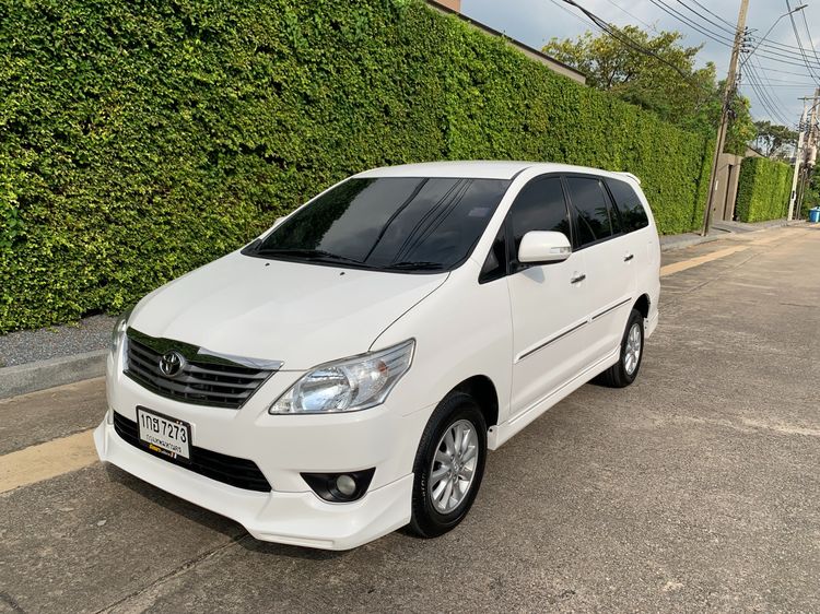 รถ Toyota Innova 2.0 V สี ขาว