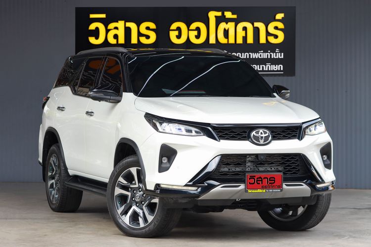 รถ Toyota Fortuner 2.4 Legender สี ขาว