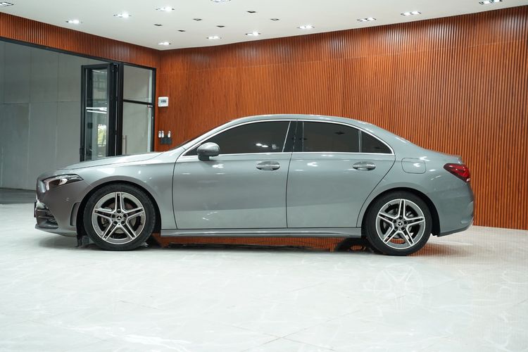 Mercedes-Benz A-Class 2021 A200 Sedan เบนซิน เกียร์อัตโนมัติ เทา รูปที่ 4