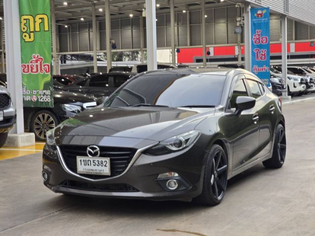 รถ Mazda Mazda3 2.0 C สี น้ำตาล