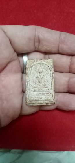 พระสมเด็จลอกรักแดงออกด้านหลังมีผงทองคำ