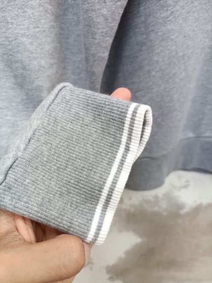 เสื้อกันหนาว FRED PERRY แท้ 💯 size L ขนาด อก 22 ยาว 27 นิ้ว สภาพดีใหม่มาก สีเทา ดีเทลดี ผ้านิ่มมาก หายากน่าสะสมครับ รูปที่ 4