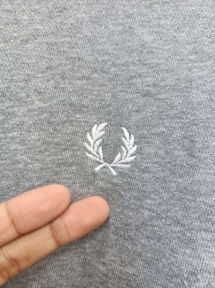 เสื้อกันหนาว FRED PERRY แท้ 💯 size L ขนาด อก 22 ยาว 27 นิ้ว สภาพดีใหม่มาก สีเทา ดีเทลดี ผ้านิ่มมาก หายากน่าสะสมครับ รูปที่ 2