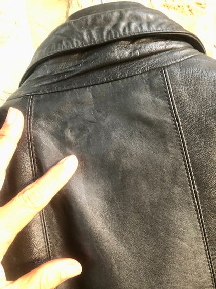 วินเทจ Vintage เสื้อหนังแท้ (genuine leather) ทรงบอย over size  ที่คนรักหนังแท้ควรมีติดตู้ อก 40-42 “ซับในลายเพสลีย์ รูปที่ 4