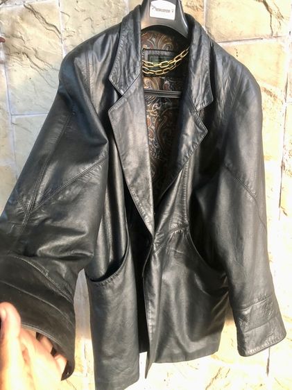 วินเทจ Vintage เสื้อหนังแท้ (genuine leather) ทรงบอย over size  ที่คนรักหนังแท้ควรมีติดตู้ อก 40-42 “ซับในลายเพสลีย์ รูปที่ 2