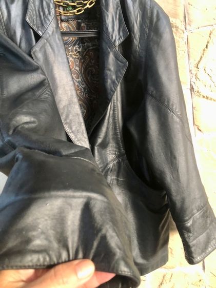 วินเทจ Vintage เสื้อหนังแท้ (genuine leather) ทรงบอย over size  ที่คนรักหนังแท้ควรมีติดตู้ อก 40-42 “ซับในลายเพสลีย์ รูปที่ 6