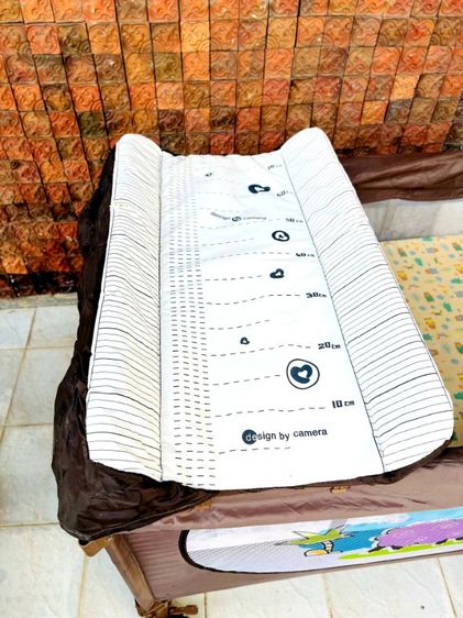 เปลเพนสองชั้น ยี่ห้อCAMERA  เปลเด็ก PLAYPEN
.
มาพร้อมที่เปลี่ยนผ้าอ้อม ถอดออกได้ มีช่องใส่ขวดนม รูปที่ 5