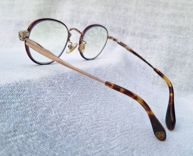 แว่นสายตาไทเทเนียมบริสุทธิ์สีทองจากเมืองซาบาเอะ TAKEO KIKUCHI โมเดลอาร์ติสท์ 'หยดน้ำเล็ก–แพนโต้–จอห์น เลนนอน' เลนส์บลูโพรเทค มัลติโค้ท ค่าสายตายาว 275 ...Authentic Vintage TAKEO KIKUCHI Handcrafted in Sabae, Japan รูปที่ 12