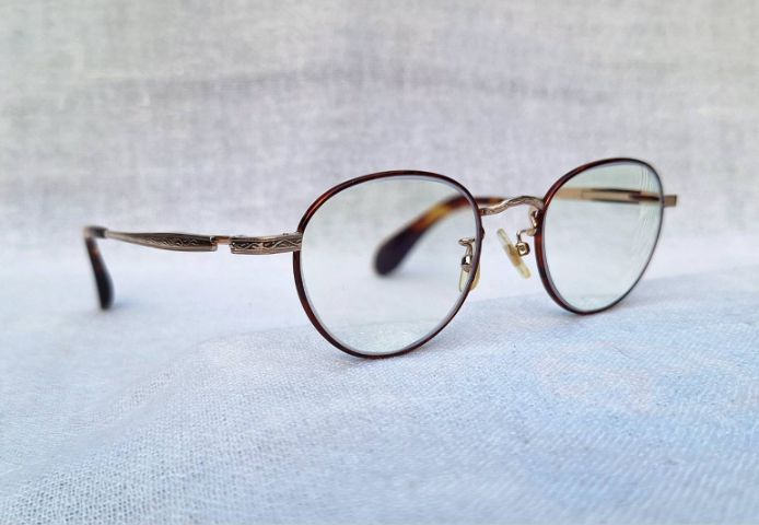 แว่นสายตาไทเทเนียมบริสุทธิ์สีทองจากเมืองซาบาเอะ TAKEO KIKUCHI โมเดลอาร์ติสท์ 'หยดน้ำเล็ก–แพนโต้–จอห์น เลนนอน' เลนส์บลูโพรเทค มัลติโค้ท ค่าสายตายาว 275 ...Authentic Vintage TAKEO KIKUCHI Handcrafted in Sabae, Japan รูปที่ 9