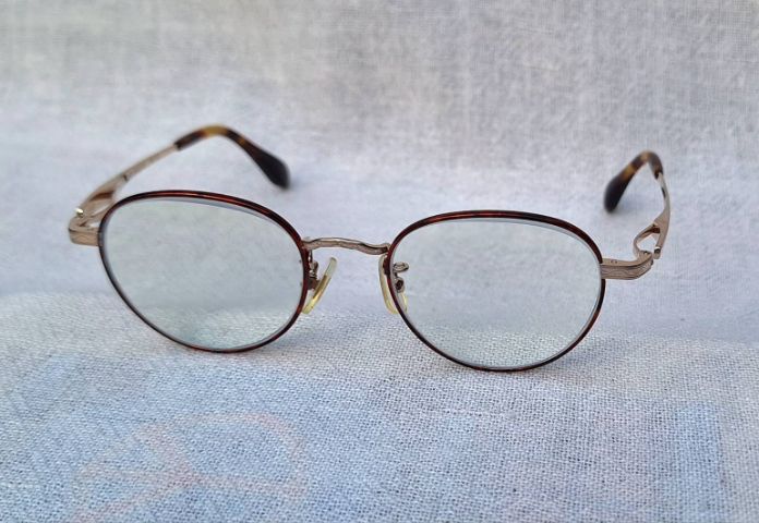 แว่นสายตาไทเทเนียมบริสุทธิ์สีทองจากเมืองซาบาเอะ TAKEO KIKUCHI โมเดลอาร์ติสท์ 'หยดน้ำเล็ก–แพนโต้–จอห์น เลนนอน' เลนส์บลูโพรเทค มัลติโค้ท ค่าสายตายาว 275 ...Authentic Vintage TAKEO KIKUCHI Handcrafted in Sabae, Japan รูปที่ 11