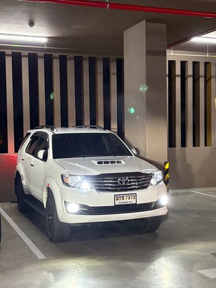 รถ Toyota Fortuner 2.5 V สี ขาว