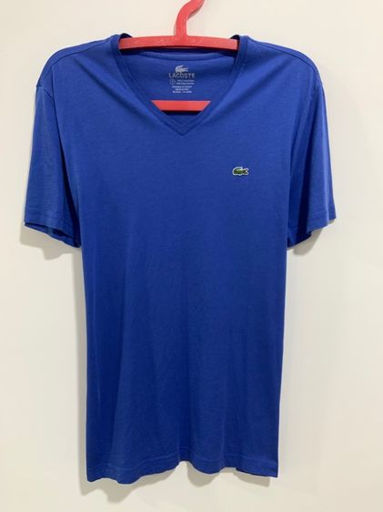 อื่นๆ อื่นๆ แขนสั้น อื่นๆ อื่นๆ เสื้อยืดคอวี LACOSTE แท้ 💯 size 5 ขนาดอก 21 ยาว 27 นิ้ว สภาพใหม่มาก สีสด ทรงสวย เนื้อผ้านิ่มมาก หายากน่าสะสมครับ