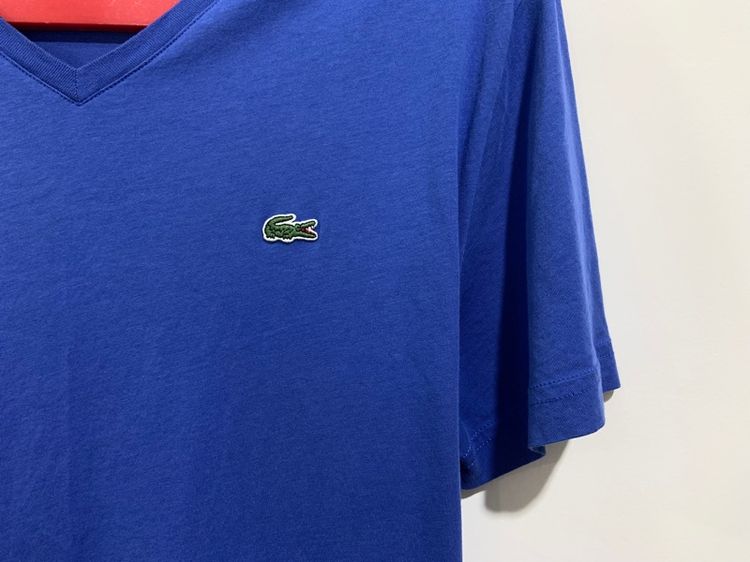เสื้อยืดคอวี LACOSTE แท้ 💯 size 5 ขนาดอก 21 ยาว 27 นิ้ว สภาพใหม่มาก สีสด ทรงสวย เนื้อผ้านิ่มมาก หายากน่าสะสมครับ รูปที่ 2