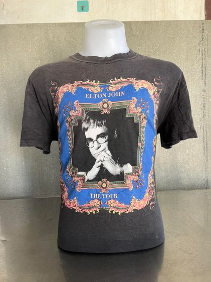 อื่นๆ แขนสั้น อื่นๆ อื่นๆ เสื้อยืด ELTON JOHN by ZARA แท้ 💯size L วัดจริง อก 22 ยาว 27.5 สภาพใหม่มาก สีเดิมทำเก่า สกีนจมหน้าหลัง ดีเทลสวย เนื้อผ้านิ่มมาก