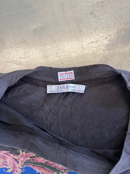 เสื้อยืด ELTON JOHN by ZARA แท้ 💯size L วัดจริง อก 22 ยาว 27.5 สภาพใหม่มาก สีเดิมทำเก่า สกีนจมหน้าหลัง ดีเทลสวย เนื้อผ้านิ่มมาก รูปที่ 4