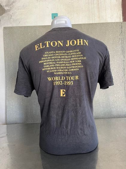 เสื้อยืด ELTON JOHN by ZARA แท้ 💯size L วัดจริง อก 22 ยาว 27.5 สภาพใหม่มาก สีเดิมทำเก่า สกีนจมหน้าหลัง ดีเทลสวย เนื้อผ้านิ่มมาก รูปที่ 3