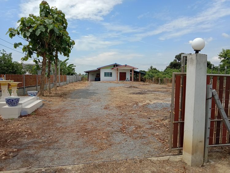 บ้านพร้อมที่ดิน อ.เมือง จ. นครปฐม  ติดถนนทางหลวง 