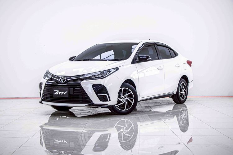 รถ Toyota Yaris ATIV 1.2 Sport สี ขาว