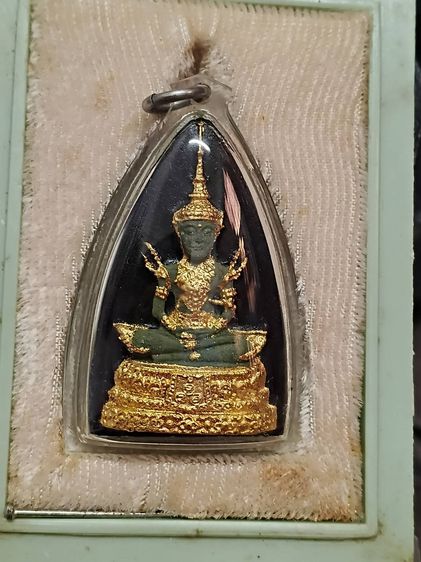 พระแก้วมรกต รศ.200 ปี 2525 หลวงปู่เหมือนวัดกำแพง พิมพ์ใหญ่ปิ ดทองเดิม รูปที่ 2