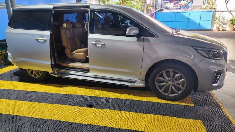 Kia Grand Carnival 2018 2.2 EX Van ดีเซล เกียร์อัตโนมัติ บรอนซ์เงิน รูปที่ 2