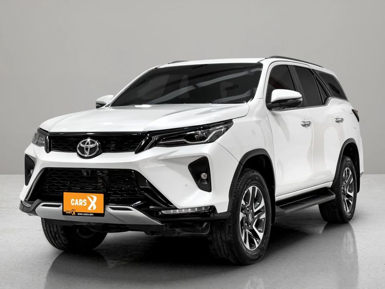 รถ Toyota Fortuner 2.4 Leader V สี ขาว