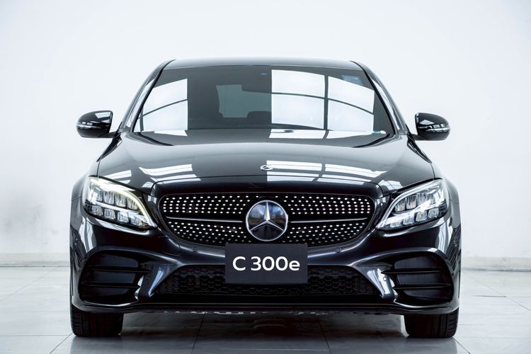 Mercedes-Benz C-Class 2022 C300 Sedan ปลั๊กอินไฮบริด (PHEV) ไม่ติดแก๊ส เกียร์อัตโนมัติ ดำ รูปที่ 4