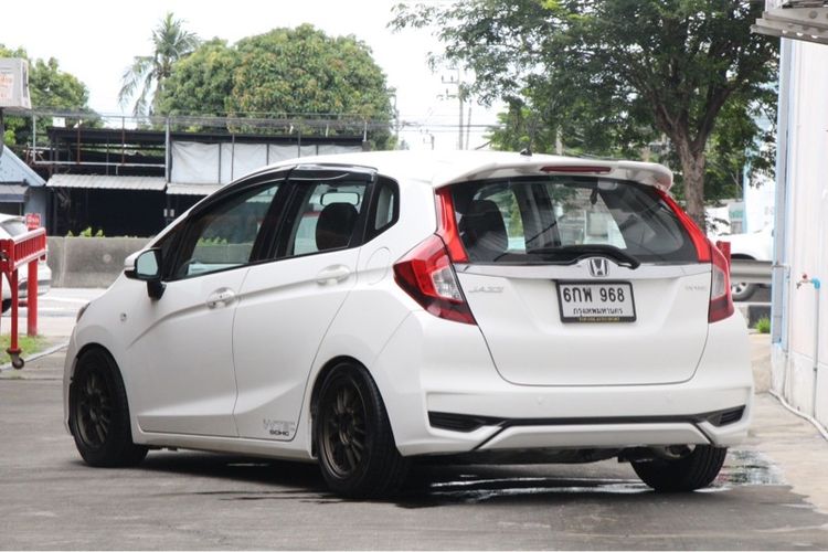 Honda Jazz 2017 1.5 V+ Sedan เบนซิน เกียร์อัตโนมัติ ขาว รูปที่ 4