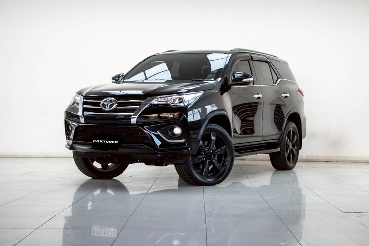 รถ Toyota Fortuner 2.8 TRD Sportivo 4WD สี ดำ