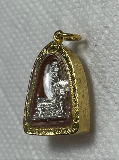 หลวงปู่ทวดรูปเหมือนองค์ลอย พิมพ์หัวไม้ขีด แขนทะลุนิยม เนื้อเงิน วัดช้างให้ ปี 2535 พร้อมกรอบทองมือ 1 รูปที่ 2