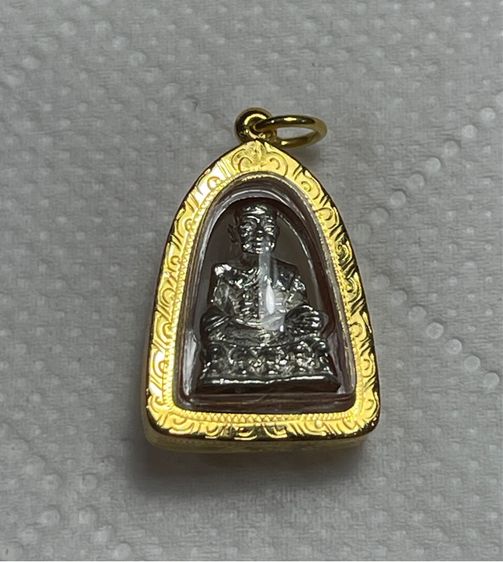 หลวงปู่ทวดรูปเหมือนองค์ลอย พิมพ์หัวไม้ขีด แขนทะลุนิยม เนื้อเงิน วัดช้างให้ ปี 2535 พร้อมกรอบทองมือ 1