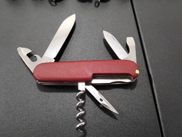 Victorinox แท้มือสองขนาด 91 มม.รุ่นประกับด้านแน่นกระชับเครื่องมือสวยครบคมเดิม แหนบและไม้จิ้มฟันครบราคา 570.-บาทรวมส่งเก็บเงินปลายทาง