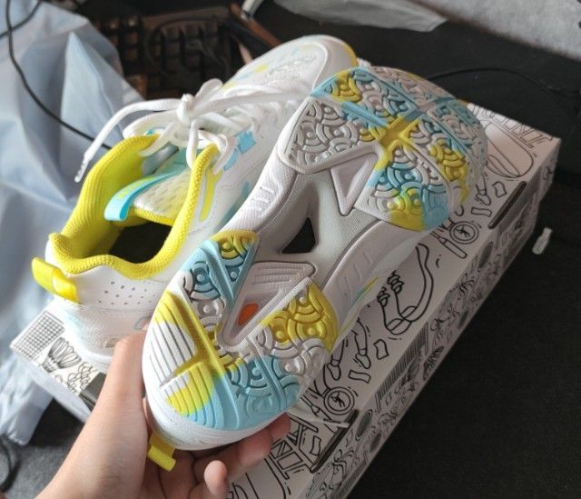 ขาว รองเท้าผ้าใบ UK 7.5 | EU 41 1/3 | US 9 รองเท้าเเบดมินตัน พึ่งซื้อมา