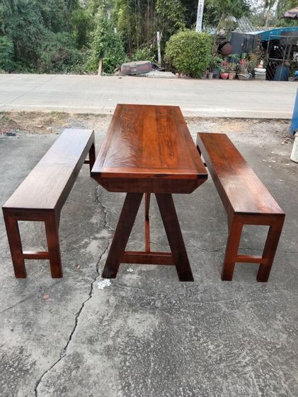 ชุดโต๊ะกลางพร้อมม้านั่งยาวไว้นั่งเฉลิมฉลองปีใหม่