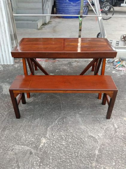 โต๊ะกลางพร้อมม้านั่งยาวไว้นั่งกินข้าวเฉลิมฉลองปีใหม่