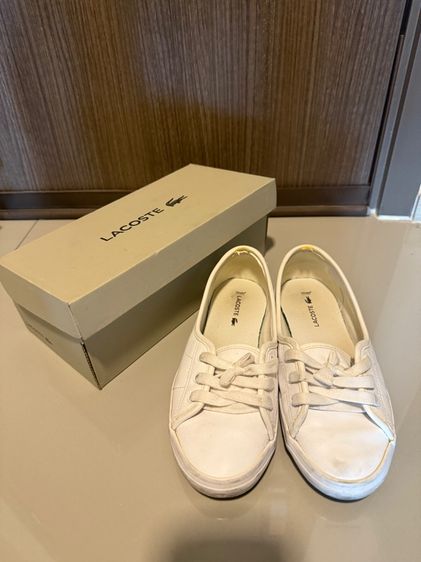 รองเท้าผ้าใบ lacoste